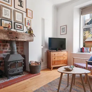 Cozy With Character Vibrant Style Flat At Leith Links Park Edinburgh